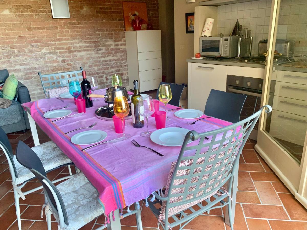 Incantevole Borgo Con Piscine Colleoli Екстер'єр фото